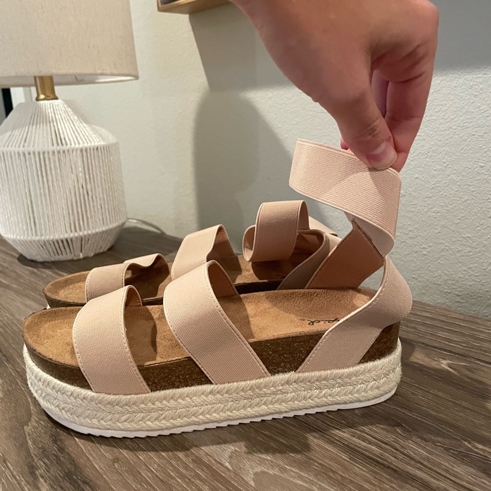 Tope colored platform sandals size 7, never worn.